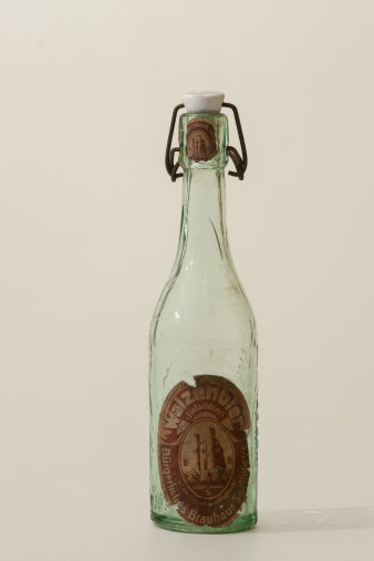 Eine alte Bierflasche ohne Inhalt