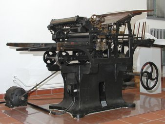 Eine uralte Druckereimaschine mit schwerem gusseisernen Gestell