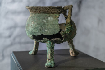 Ein mittelalterliches Artefakt. Ein Bronzetopf auf drei Beinen. 