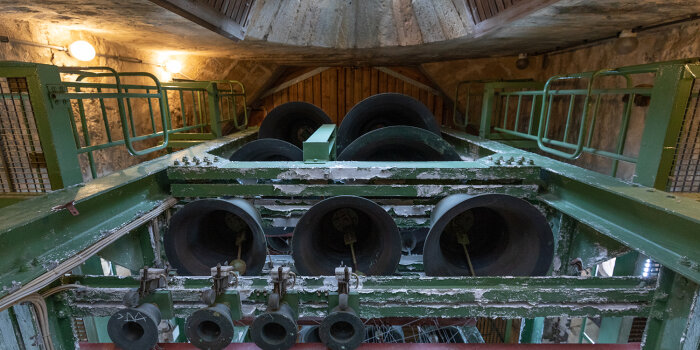 Grünes Metallgerüst an dem mehrere Glocken des Carillons befestigt sind