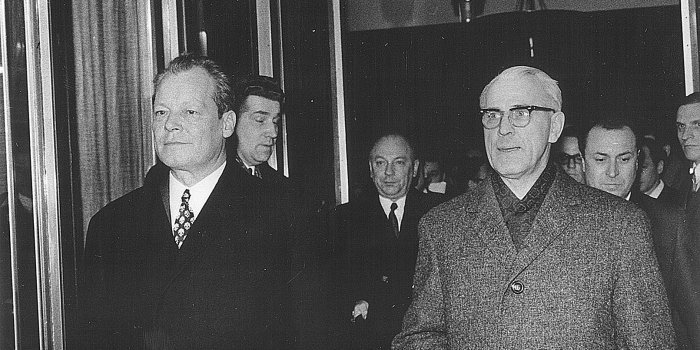 Willy Brandt (links) und Willi Stoph durchqueren eine Tür
