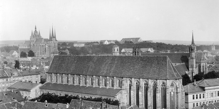historische Luftaufnahme der Erfurt Altstadt mit einer großen Kirche im Mittelpunkt