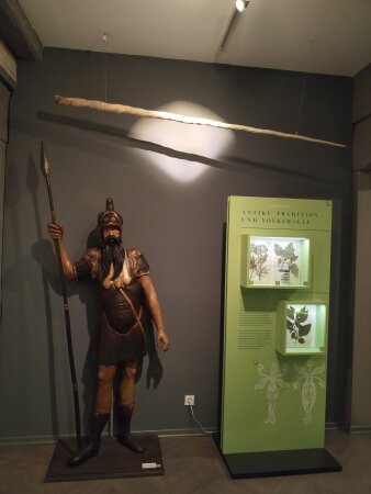 Exponate eines langen Horns und eines Jägers in der Ausstellung zu Trommsdorff