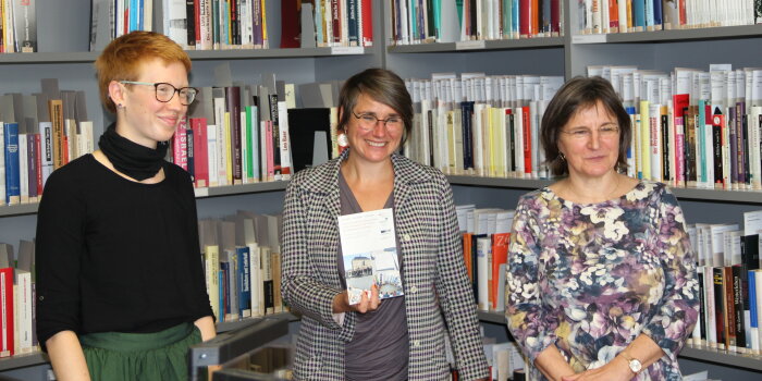 Drei Frauen in einer Bibliothek