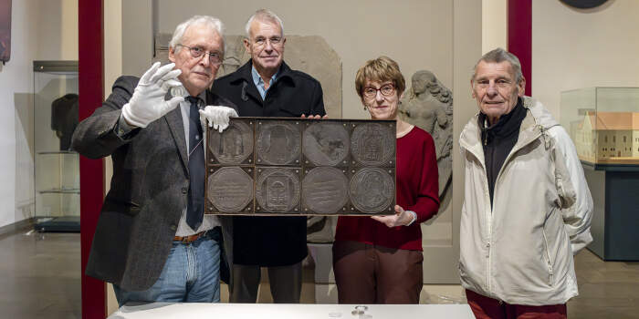 Medaillenschablonen an das Stadtmuseum übergeben