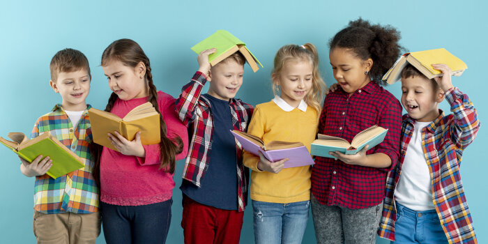 Sechs Kinder mit Büchern