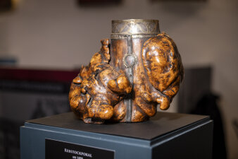 unförmiges Holzgefäß mit geprägten Metallementen