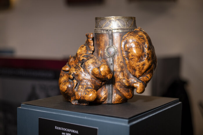 unförmiges Holzgefäß mit geprägten Metallementen