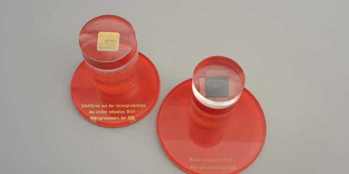 Schenkung für das Stadtmuseum Erfurt: Mikroprozessor-Modelle aus dem VEB Mikroelektronik Karl Marx Erfurt