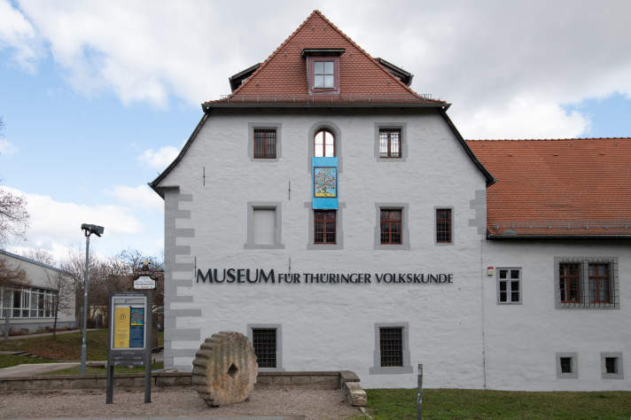 Weißes Gebäude mit Aufschrift Museum für Thüringer Volkskunde
