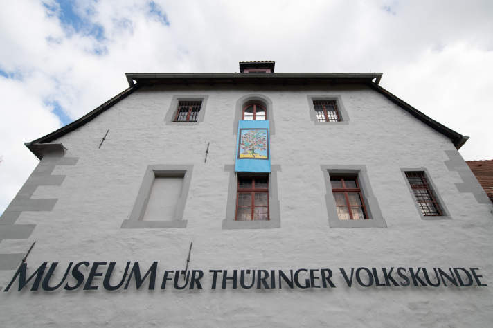 Blaues Banner an Fassade eines Gebäudes mit der Aufschrift Museums für Thüringer Volkskunde