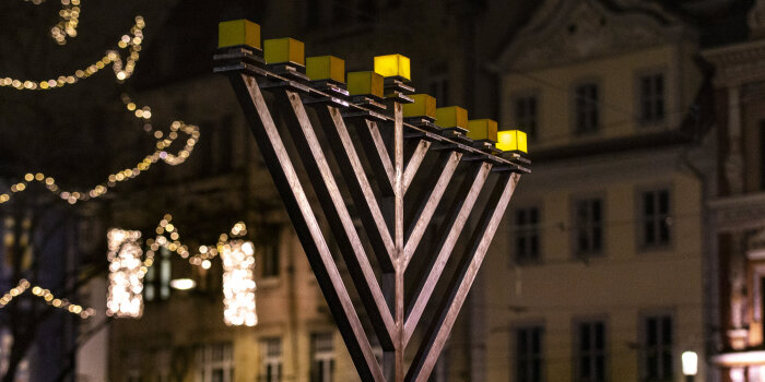 ein achtartmiger Chanukka-Leuchter in der nächtlichen Erfurter Altstadt