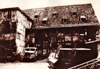 Verfallenes Haus mit alten Autos