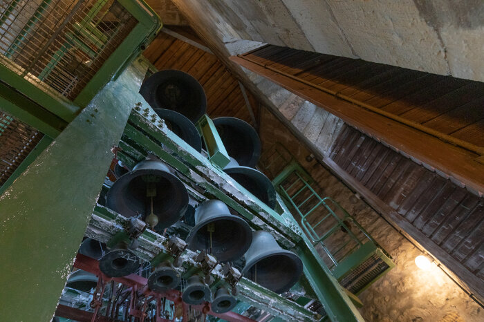 Das Erfurter Carillon im Bartholomäusturm Turmglockenspiel in seiner Aufhängung aus Stahl und Holz