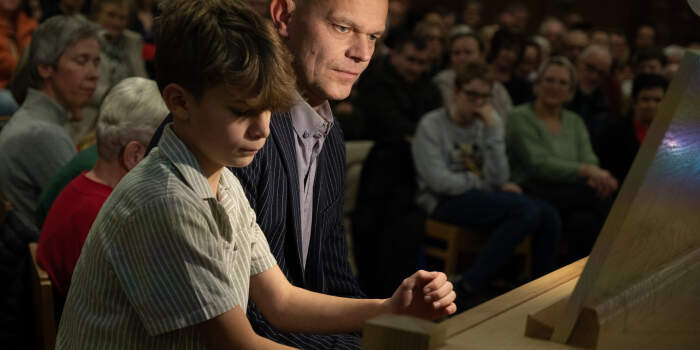 Vater und Sohn spielen gemeinsam das Erfurter Carillon