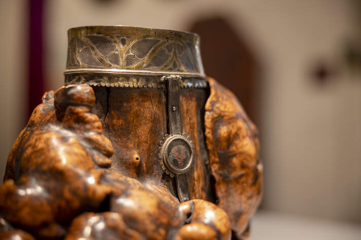 Historisches Trinkgefäß aus einer Rebstockwurzel gefertigt in Brauntönen