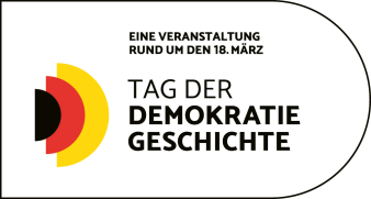 Offizielles Badge zum „Tag der Demokratiegeschichte“ mit Schriftzug und Grafik in Schwarz-Rot-Gold