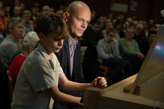 Vater und Sohn bei einem Konzert vor Publikum am Klavier