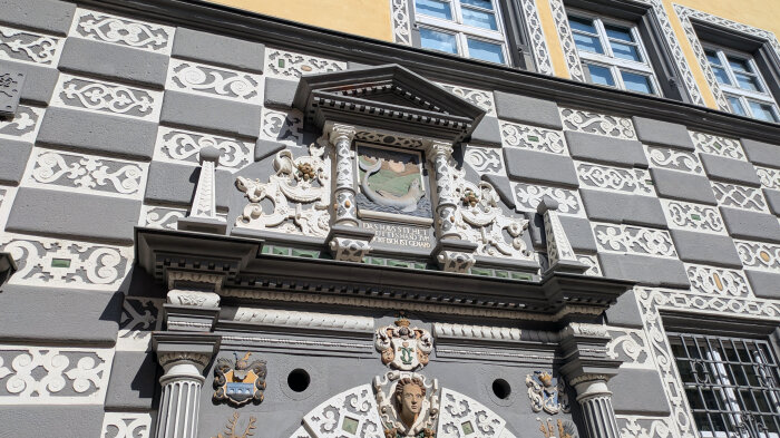 Historisches Gebäude in Erfurt mit besonders verzierter Fassade
