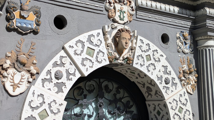 Historisches Gebäude in Erfurt mit besonders verzierter Fassade