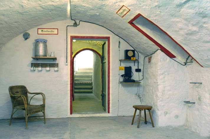 Raum im Kellergewölbe mit Stuhl, Schemel