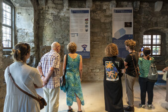 Besucher lesen die Ausstellungstafeln