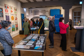 Impressionen der Ausstellung zur Eröffnung mit zahlreichen Gästen.