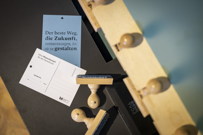 verschiedene Stempel und zwei Postkarten, eine davon mit Aufdruck in Schriftform