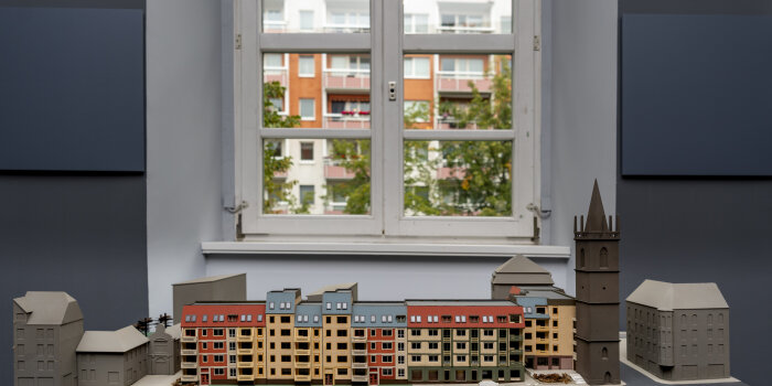 Ansicht eines farbigen Modells vor einem Fenster