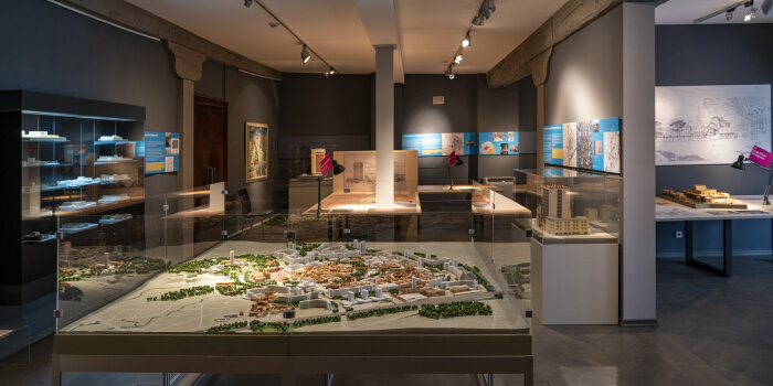 Blick in die Ausstellungsräume im Vordergrund ein Stadtmodell
