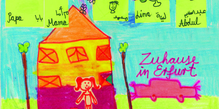 Farbige Zeichnung eines Hauses mit einem Kind und dessen Familie