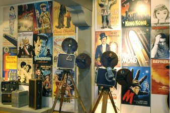 Blick auf verschiedene Filmplakate und Filmprojektoren