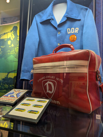 DDR Uniform, Arzttasche und weitere Utensilien in einer Vitrine der Sportausstellung