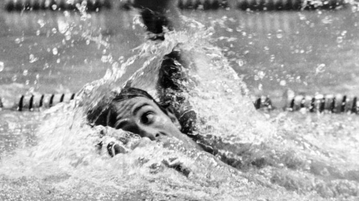 Schwarz-weiß Foto eines Mannes im Schwimmbecken