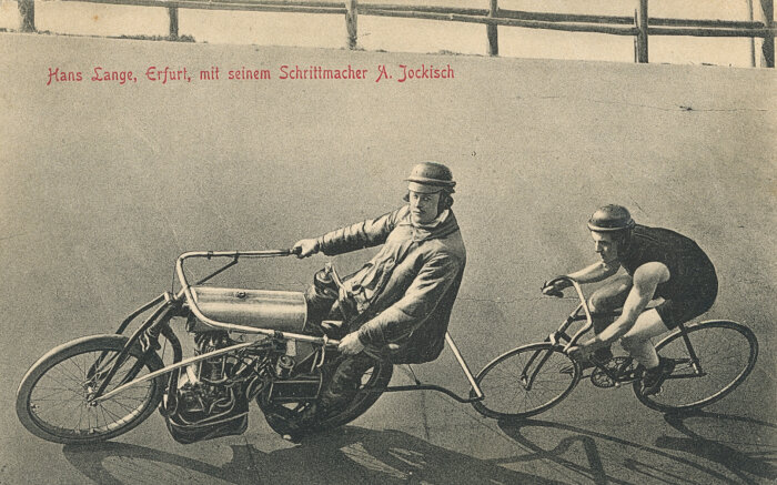 Zwei unterschiedliche Männer auf sehr speziellen Fahrrädern