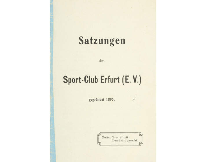 Schwarze Schrift auf hellem Grund: Motto: Treu allzei, dem Sport geweiht.