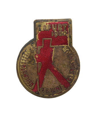 Abzeichen in Gold und Rot auf dem eine Person mit Fahne „Erfurt 1930“ und Schriftzug