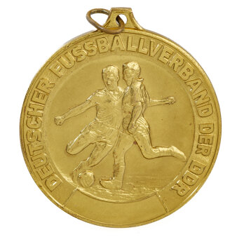 Goldmedaille mit Prägung zweier Fussballspieler, die um einen Ball kämpfen und Inschrift