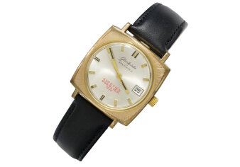 Schwarzes Lederarmband, goldenes Gehäuse und Zeiger, mit roter Gravur „Aufstieg Oberliga 1972“ auf dem silbernen Ziffernblatt.