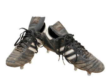 Schwarze Leder-Fußballschuhe mit Stollen und drei weißen Streifen der Firma Adidas