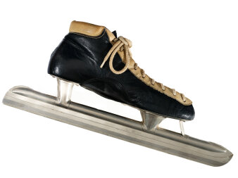 Historischer Eisschnelllaufschlittschuh aus schwarz-weißem Leder mit fest montierter Langkufe.