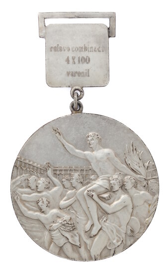 Silbermedaille fürs Schwimmen mit Prägung und Inschrift „relevo combinado 4 x 100 varonil“