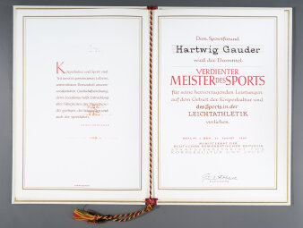 Staatsratsurkunde „Verdienter Meister des Sports“ - Urkunden Inschrift für Hartwig Gauder (Berlin, 21. August 1980)
