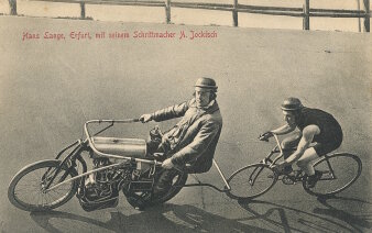 Zusehen sind Hans Lange auf dem Rennrad und vor ihm sein Schrittmachen auf einem Stehermotorrad A. Jockisch