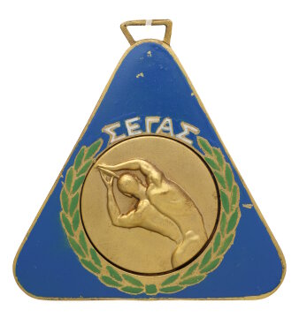 Goldmedaille Europameisterschaften Athen: eine goldene Medaille mit der Abbildung eines muskulösen männlichen Oberköpers von hinten, eingefasst in einem grünen Lorbeerkranz auf einem blauen Dreicke mit abgerundeten Ecken