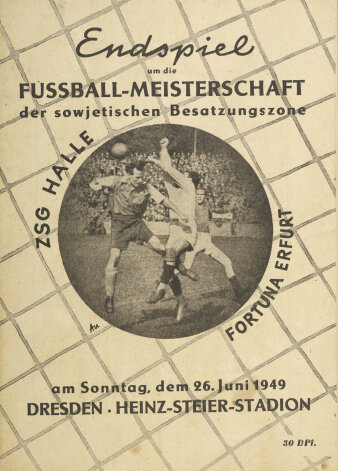 Grafik: Fußballnetz mit Ball, in dem ein Foto eingestellt ist von Fußballspielern