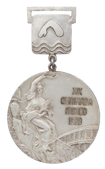 Silbermedaille fürs Schwimmen mit Prägung und Inschrift „XIX Olympia Mexico 1968“