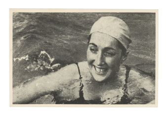 Erfurter Schwimmerin im Becken mit Badekappe