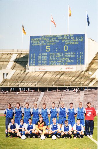 Gruppenfoto des Pierre de Coubeertin Gymnasium Erfurt im Olympiastadion Berlin, mit Anzeigetafel im Hintergrund: Spielergebnis 5:0 gegen das Sportgymnasium Magdeburt beim Bundesfinale 1997