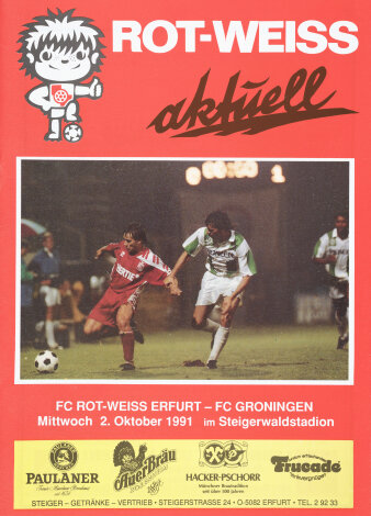 Rotes Cover mit FC Rot-Weiß Maskottchen, Farbfoto von zwei Fußballspielern, welche im Spiel um einen Ball kämpfen